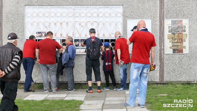 Kibice Portowców pytani o wynik przez reportera Radia Szczecin nie mieli cienia wątpliwości: Pogoń wygra z Sandecją! Fot. Robert Stachnik [Radio Szczecin] Przed meczem z Sandecją: kibice Pogoni pewni swego [ZDJĘCIA]
