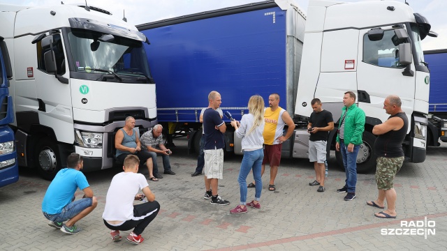 Kilkunastu kierowców tirów z całego kraju i Ukrainy protestuje na parkingu stacji paliw w Kołbaskowie. Domagają się zaległych wynagrodzeń od gdyńskiej firmy Two-M. Fot. Robert Stachnik [Radio Szczecin] Protest kierowców w Kołbaskowie. Chcą odzyskać swoje pieniądze. "Szef nie chce z nami rozmawiać" [ZDJĘCIA]
