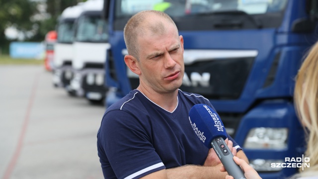 Kilkunastu kierowców tirów z całego kraju i Ukrainy protestuje na parkingu stacji paliw w Kołbaskowie. Domagają się zaległych wynagrodzeń od gdyńskiej firmy Two-M. Fot. Robert Stachnik [Radio Szczecin] Protest kierowców w Kołbaskowie. Chcą odzyskać swoje pieniądze. "Szef nie chce z nami rozmawiać" [ZDJĘCIA]