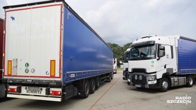 Kilkunastu kierowców tirów z całego kraju i Ukrainy protestuje na parkingu stacji paliw w Kołbaskowie. Domagają się zaległych wynagrodzeń od gdyńskiej firmy Two-M. Fot. Robert Stachnik [Radio Szczecin] Protest kierowców w Kołbaskowie. Chcą odzyskać swoje pieniądze. "Szef nie chce z nami rozmawiać" [ZDJĘCIA]