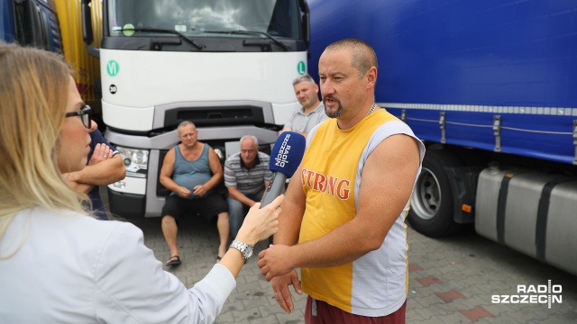 Kilkunastu kierowców tirów z całego kraju i Ukrainy protestuje na parkingu stacji paliw w Kołbaskowie. Domagają się zaległych wynagrodzeń od gdyńskiej firmy Two-M. Fot. Robert Stachnik [Radio Szczecin] Protest kierowców w Kołbaskowie. Chcą odzyskać swoje pieniądze. "Szef nie chce z nami rozmawiać" [ZDJĘCIA]