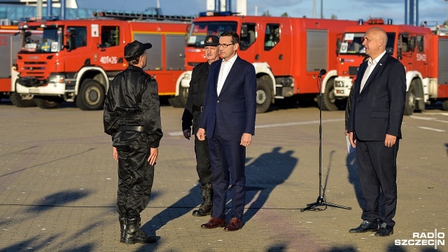 Polscy strażacy, którzy przez dwa tygodnie pomagali gasić pożary w środkowej Szwecji, powrócili do Polski. Po 6.30 strażaków przywitali premier Mateusz Morawiecki oraz m.in. minister spraw wewnętrznych Joachim Brudziński. Fot. Łukasz Szełemej [Radio Szcze Strażacy po szwedzkiej misji już w Świnoujściu. Premier: Polska jest z Was dumna [ZDJĘCIA]