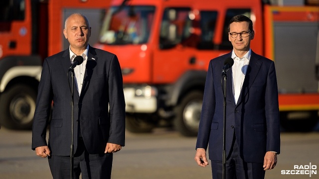 Polscy strażacy, którzy przez dwa tygodnie pomagali gasić pożary w środkowej Szwecji, powrócili do Polski. Po 6.30 strażaków przywitali premier Mateusz Morawiecki oraz m.in. minister spraw wewnętrznych Joachim Brudziński. Fot. Łukasz Szełemej [Radio Szcze Strażacy po szwedzkiej misji już w Świnoujściu. Premier: Polska jest z Was dumna [ZDJĘCIA]