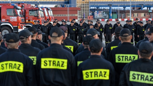 Polscy strażacy, którzy przez dwa tygodnie pomagali gasić pożary w środkowej Szwecji, powrócili do Polski. Po 6.30 strażaków przywitali premier Mateusz Morawiecki oraz ministrowie: spraw wewnętrznych Joachim Brudziński oraz gospodarki morskiej i żeglugi ś Strażacy po szwedzkiej misji już w Świnoujściu. Premier: Polska jest z Was dumna [ZDJĘCIA]