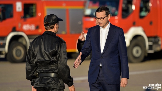 Polska jest z Was dumna. Bardzo Wam dziękuję - powiedział premier. Fot. Łukasz Szełemej [Radio Szczecin] Strażacy po szwedzkiej misji już w Świnoujściu. Premier: Polska jest z Was dumna [ZDJĘCIA]