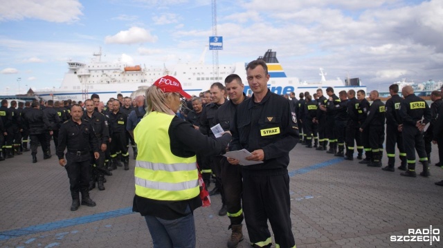 Strażacy w sobotę zakończyli akcję gaszenia lasów. Dotarli już do Trelleborga, skąd dopłyną promem do Świnoujścia. Fot. Przemysław Gołyński [Radio Szczecin] Polscy bohaterowie w drodze do domu. Reakcja Szwedów bezcenna [WIDEO, ZDJĘCIA]