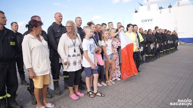Strażacy w sobotę zakończyli akcję gaszenia lasów. Dotarli już do Trelleborga, skąd dopłyną promem do Świnoujścia. Fot. Przemysław Gołyński [Radio Szczecin] Polscy bohaterowie w drodze do domu. Reakcja Szwedów bezcenna [WIDEO, ZDJĘCIA]