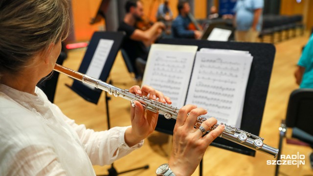 Koncert rozpocznie się o godzinie 20:00. Będziemy go transmitować na żywo na naszej stronie internetowej oraz radiowym Facebooku. Fot. Robert Stachnik [Radio Szczecin] Próba przed koncertem "Radio Szczecin dla Niepodległej. Muzyka Polka" [ZDJĘCIA]