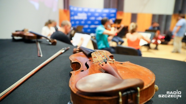 Koncert rozpocznie się o godzinie 20:00. Będziemy go transmitować na żywo na naszej stronie internetowej oraz radiowym Facebooku. Fot. Robert Stachnik [Radio Szczecin] Próba przed koncertem "Radio Szczecin dla Niepodległej. Muzyka Polka" [ZDJĘCIA]