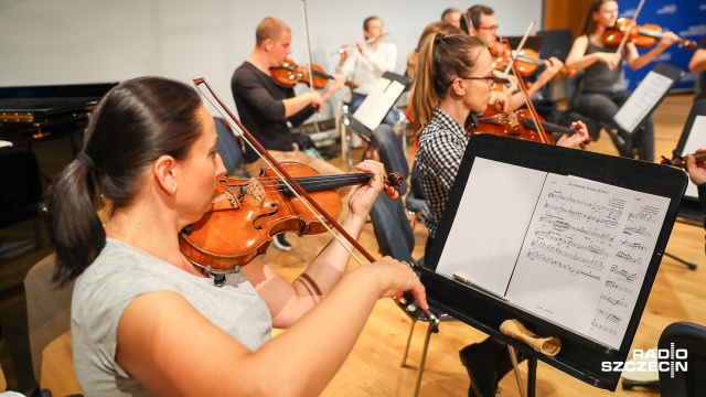Koncert rozpocznie się o godzinie 20:00. Będziemy go transmitować na żywo na naszej stronie internetowej oraz radiowym Facebooku. Fot. Robert Stachnik [Radio Szczecin] Próba przed koncertem "Radio Szczecin dla Niepodległej. Muzyka Polka" [ZDJĘCIA]