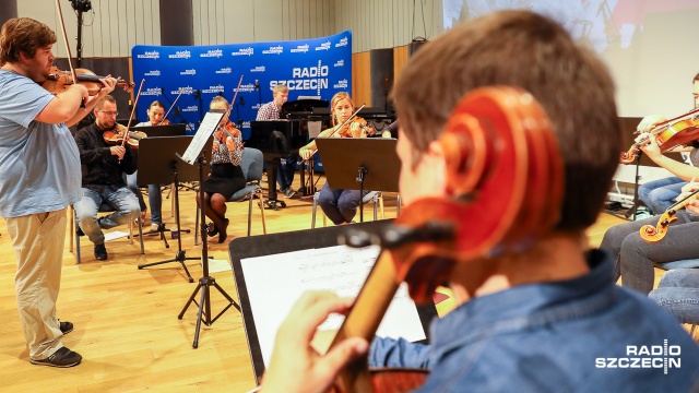 Koncert rozpocznie się o godzinie 20:00. Będziemy go transmitować na żywo na naszej stronie internetowej oraz radiowym Facebooku. Fot. Robert Stachnik [Radio Szczecin] Próba przed koncertem "Radio Szczecin dla Niepodległej. Muzyka Polka" [ZDJĘCIA]