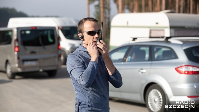 Ekipa filmowa pracuje na drodze wojewódzkiej nr 142. Trasa jest zamknięta dla ruchu. Filmowcy i kaskaderzy kręcą tam ucieczkę Lamborghini i karambol. Fot. Robert Stachnik [Radio Szczecin] Kaskaderzy na planie, reżyser zapowiada desant z powietrza [WIDEO, DUŻO ZDJĘĆ]