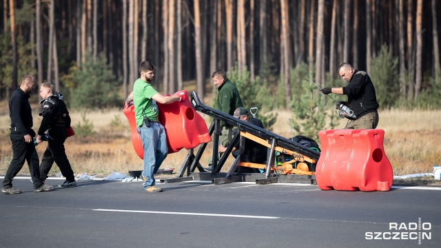 Ekipa filmowa pracuje na drodze wojewódzkiej nr 142. Trasa jest zamknięta dla ruchu. Filmowcy i kaskaderzy kręcą tam ucieczkę Lamborghini i karambol. Fot. Robert Stachnik [Radio Szczecin] Kaskaderzy na planie, reżyser zapowiada desant z powietrza [WIDEO, DUŻO ZDJĘĆ]