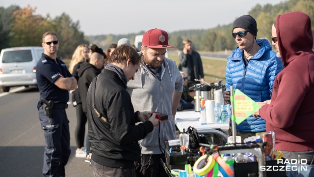 Ekipa filmowa pracuje na drodze wojewódzkiej nr 142. Trasa jest zamknięta dla ruchu. Filmowcy i kaskaderzy kręcą tam ucieczkę Lamborghini i karambol. Fot. Robert Stachnik [Radio Szczecin] Kaskaderzy na planie, reżyser zapowiada desant z powietrza [WIDEO, DUŻO ZDJĘĆ]