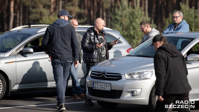 Ekipa filmowa pracuje na drodze wojewódzkiej nr 142. Trasa jest zamknięta dla ruchu. Filmowcy i kaskaderzy kręcą tam ucieczkę Lamborghini i karambol. Fot. Robert Stachnik [Radio Szczecin] Kaskaderzy na planie, reżyser zapowiada desant z powietrza [WIDEO, DUŻO ZDJĘĆ]