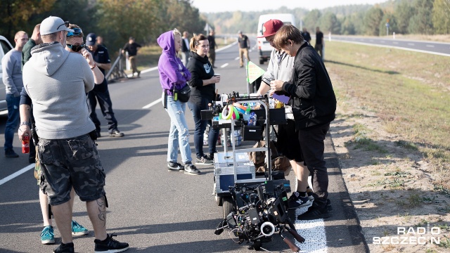 Ekipa filmowa pracuje na drodze wojewódzkiej nr 142. Trasa jest zamknięta dla ruchu. Filmowcy i kaskaderzy kręcą tam ucieczkę Lamborghini i karambol. Fot. Robert Stachnik [Radio Szczecin] Kaskaderzy na planie, reżyser zapowiada desant z powietrza [WIDEO, DUŻO ZDJĘĆ]