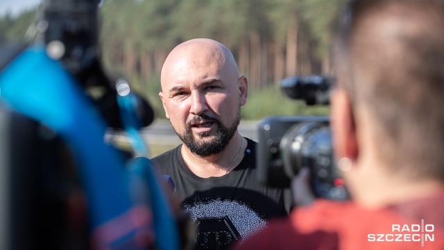 Ekipa filmowa pracuje na drodze wojewódzkiej nr 142. Trasa jest zamknięta dla ruchu. Filmowcy i kaskaderzy kręcą tam ucieczkę Lamborghini i karambol. Fot. Robert Stachnik [Radio Szczecin] Kaskaderzy na planie, reżyser zapowiada desant z powietrza [WIDEO, DUŻO ZDJĘĆ]