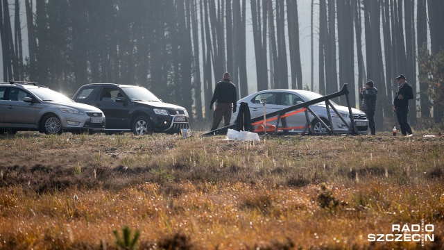 Ekipa filmowa pracuje na drodze wojewódzkiej nr 142. Trasa jest zamknięta dla ruchu. Filmowcy i kaskaderzy kręcą tam ucieczkę Lamborghini i karambol. Fot. Robert Stachnik [Radio Szczecin] Kaskaderzy na planie, reżyser zapowiada desant z powietrza [WIDEO, DUŻO ZDJĘĆ]