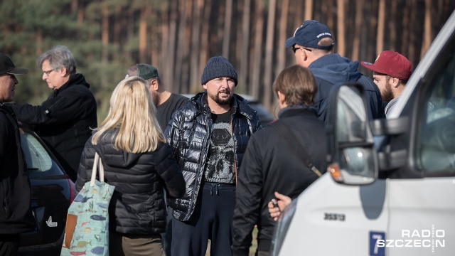 Ekipa filmowa pracuje na drodze wojewódzkiej nr 142. Trasa jest zamknięta dla ruchu. Filmowcy i kaskaderzy kręcą tam ucieczkę Lamborghini i karambol. Fot. Robert Stachnik [Radio Szczecin] Kaskaderzy na planie, reżyser zapowiada desant z powietrza [WIDEO, DUŻO ZDJĘĆ]