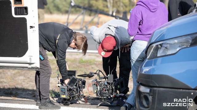 Ekipa filmowa pracuje na drodze wojewódzkiej nr 142. Trasa jest zamknięta dla ruchu. Filmowcy i kaskaderzy kręcą tam ucieczkę Lamborghini i karambol. Fot. Robert Stachnik [Radio Szczecin] Kaskaderzy na planie, reżyser zapowiada desant z powietrza [WIDEO, DUŻO ZDJĘĆ]