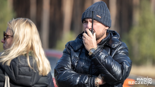 Ekipa filmowa pracuje na drodze wojewódzkiej nr 142. Trasa jest zamknięta dla ruchu. Filmowcy i kaskaderzy kręcą tam ucieczkę Lamborghini i karambol. Fot. Robert Stachnik [Radio Szczecin] Kaskaderzy na planie, reżyser zapowiada desant z powietrza [WIDEO, DUŻO ZDJĘĆ]