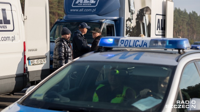 Ekipa filmowa pracuje na drodze wojewódzkiej nr 142. Trasa jest zamknięta dla ruchu. Filmowcy i kaskaderzy kręcą tam ucieczkę Lamborghini i karambol. Fot. Robert Stachnik [Radio Szczecin] Kaskaderzy na planie, reżyser zapowiada desant z powietrza [WIDEO, DUŻO ZDJĘĆ]