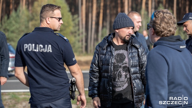 Ekipa filmowa pracuje na drodze wojewódzkiej nr 142. Trasa jest zamknięta dla ruchu. Filmowcy i kaskaderzy kręcą tam ucieczkę Lamborghini i karambol. Fot. Robert Stachnik [Radio Szczecin] Kaskaderzy na planie, reżyser zapowiada desant z powietrza [WIDEO, DUŻO ZDJĘĆ]