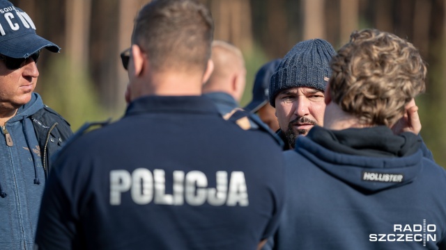 Ekipa filmowa pracuje na drodze wojewódzkiej nr 142. Trasa jest zamknięta dla ruchu. Filmowcy i kaskaderzy kręcą tam ucieczkę Lamborghini i karambol. Fot. Robert Stachnik [Radio Szczecin] Kaskaderzy na planie, reżyser zapowiada desant z powietrza [WIDEO, DUŻO ZDJĘĆ]