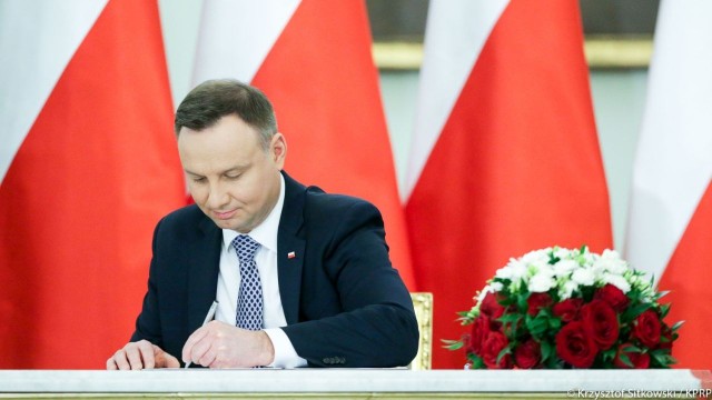 Prezydent podpisał ustawę ograniczającą handel w niedziele [WIDEO]