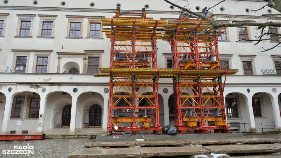 Nieszczelny zbiornik przeciwpożarowy pod dziedzińcem głównym Zamku Książąt Pomorskich mógł być przyczyną zawalenia się części zabytku - wynika z informacji Radia Szczecin. Fot. Łukasz Szełemej [Radio Szczecin]