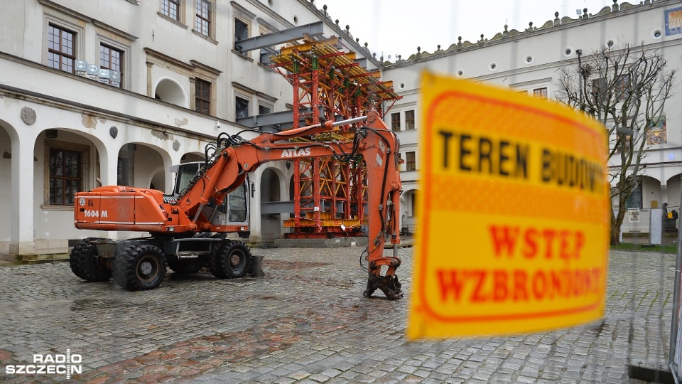 Nieszczelny zbiornik przeciwpożarowy pod dziedzińcem głównym Zamku Książąt Pomorskich mógł być przyczyną zawalenia się części zabytku - wynika z informacji Radia Szczecin. Fot. Łukasz Szełemej [Radio Szczecin]