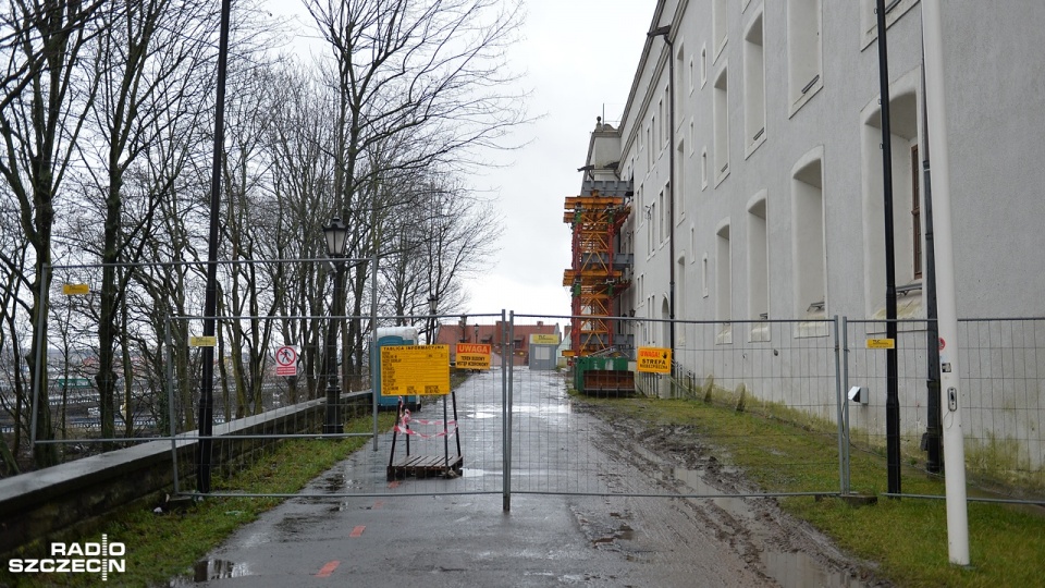 Nieszczelny zbiornik przeciwpożarowy pod dziedzińcem głównym Zamku Książąt Pomorskich mógł być przyczyną zawalenia się części zabytku - wynika z informacji Radia Szczecin. Fot. Łukasz Szełemej [Radio Szczecin]