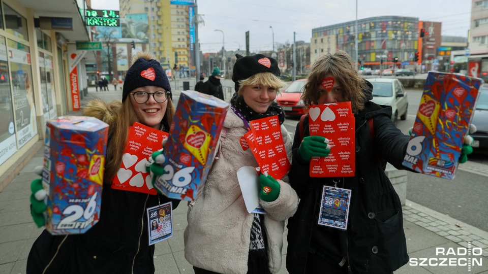 Wolontariuszy WOŚP można spotkać w najczęściej odwiedzanych miejscach publicznych we wszystkich miastach w Polsce. Fot. Robert Stachnik [Radio Szczecin]