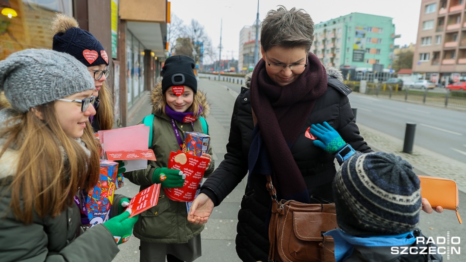 Wolontariuszy WOŚP można spotkać w najczęściej odwiedzanych miejscach publicznych we wszystkich miastach w Polsce. Fot. Robert Stachnik [Radio Szczecin]