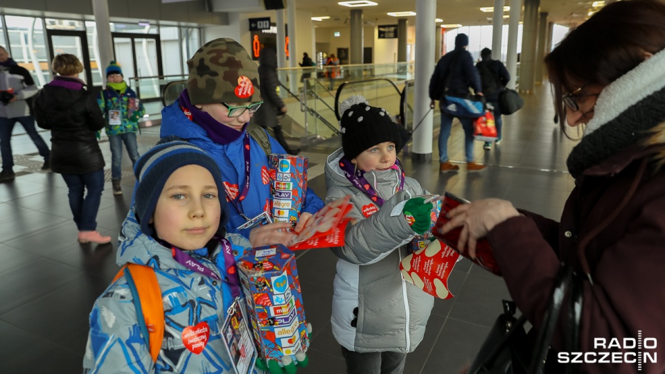 Wolontariuszy WOŚP można spotkać w najczęściej odwiedzanych miejscach publicznych we wszystkich miastach w Polsce. Fot. Robert Stachnik [Radio Szczecin]