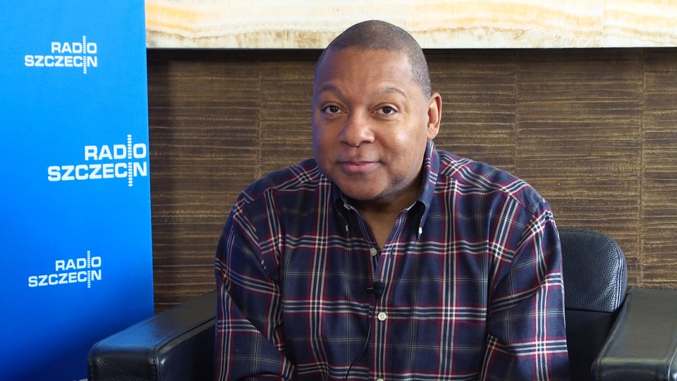 Jeden z najwybitniejszych artystów jazzowych Wynton Marsalis był gościem "Rozmów pod krawatem", a wieczorem będzie gościem studia koncertowego S1 Radia Szczecin, gdzie odbędzie się koncert "Radio Szczecin dla Niepodległej". Fot. Wojciech Ochrymiuk [Radio