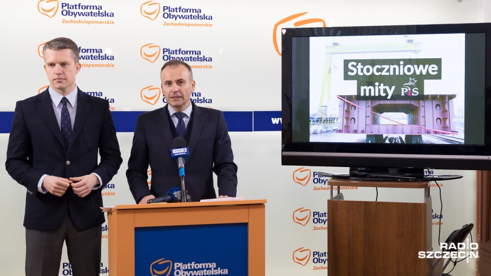 Posłowie Arkadiusz Marchewka i Norbert Obrycki tłumaczyli, że na ustawie stoczniowej autorstwa PiS nie skorzystała dotąd żadna firma budująca statki. Fot. Robert Stachnik [Radio Szczecin]