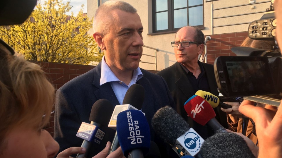 Adwokat posła PO Roman Giertych mówił dziennikarzom, że obecne wydarzenia to polityczny spektakl wokół Gawłowskiego. Jak dodawał, po wyjaśnieniach Gawłowskiego, nie ma podstaw do przedstawienia jakichkolwiek zarzutów. Fot. Dawid Siwek [Radio Szczecin]
