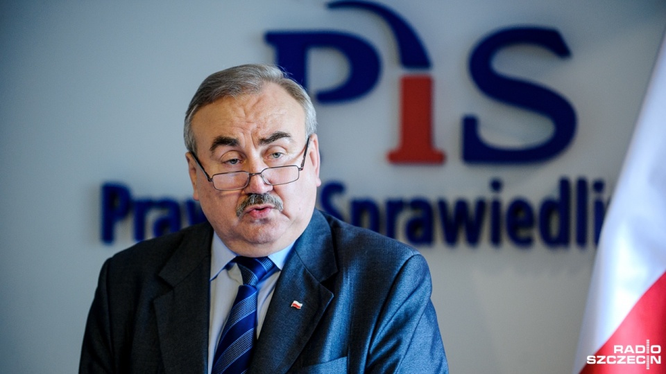Kazimierz Drzazga uważa, że niektóre z zarzutów wobec Zarządu Województwa, mogą ulec przedawnieniu, dlatego teraz składa zawiadomienie do prokuratury. Fot. Olaf Nowicki [Radio Szczecin]