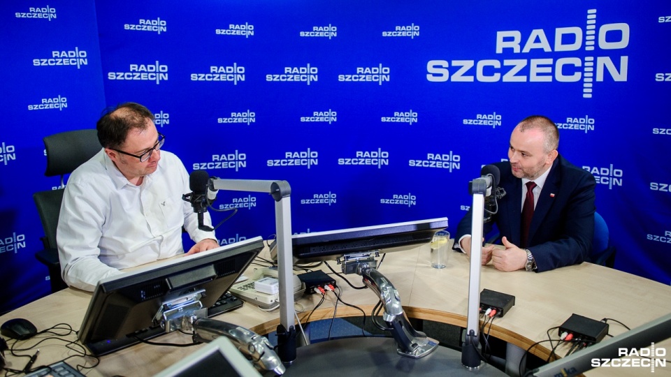 Paweł Mucha w "Rozmowach pod krawatem". Fot. Olaf Nowicki [Radio Szczecin]