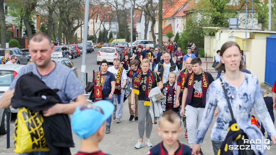 Kibice Portowców pytani o wynik przez reportera Radia Szczecin nie mieli cienia wątpliwości: Pogoń wygra z Sandecją! Fot. Robert Stachnik [Radio Szczecin]