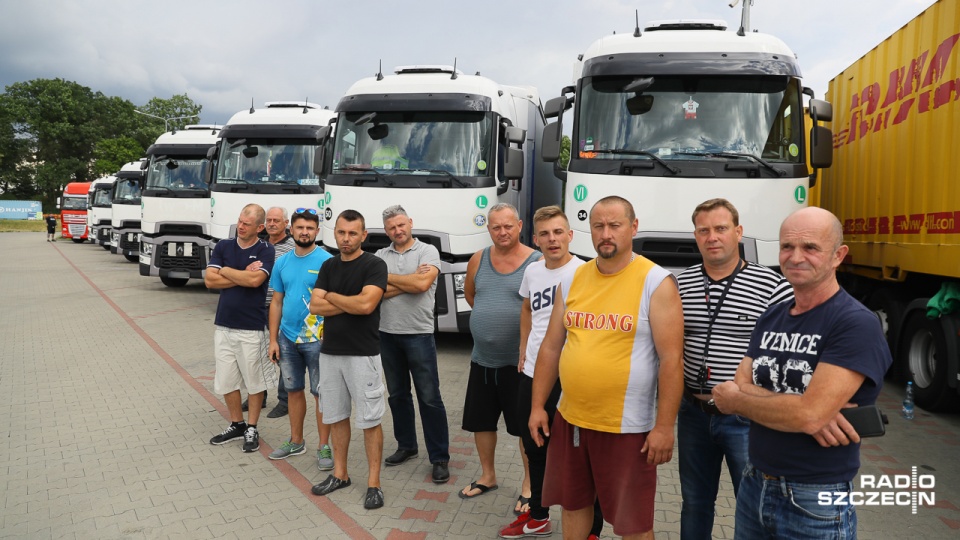 Kilkunastu kierowców tirów z całego kraju i Ukrainy protestuje na parkingu stacji paliw w Kołbaskowie. Domagają się zaległych wynagrodzeń od gdyńskiej firmy Two-M. Fot. Robert Stachnik [Radio Szczecin]