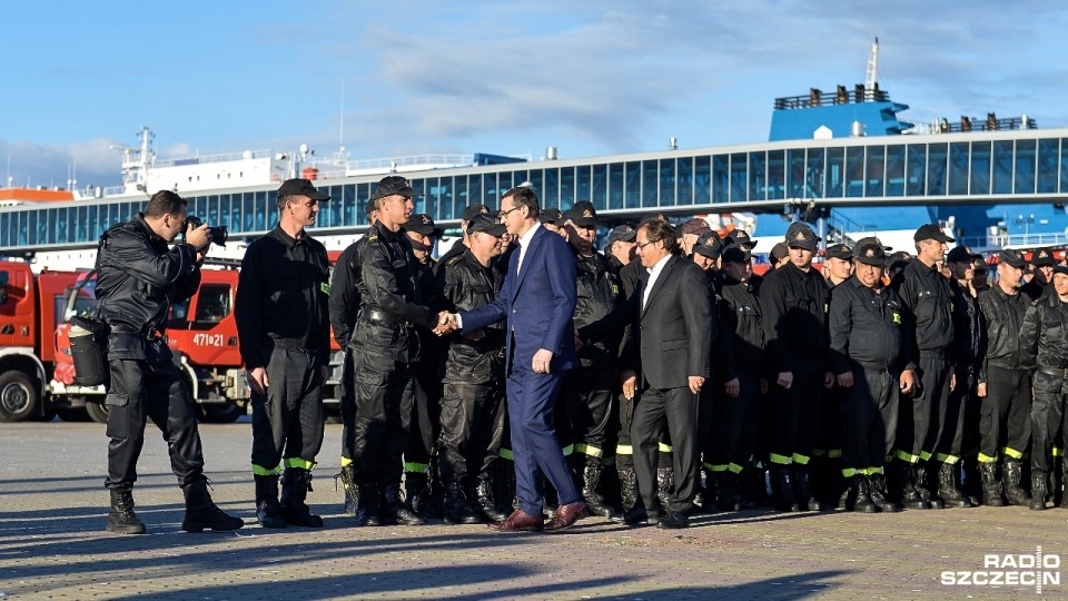 Polscy strażacy, którzy przez dwa tygodnie pomagali gasić pożary w środkowej Szwecji, powrócili do Polski. Po 6.30 strażaków przywitali premier Mateusz Morawiecki oraz ministrowie: spraw wewnętrznych Joachim Brudziński oraz gospodarki morskiej i żeglugi ś