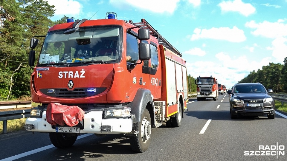 Strażacy udają się do swoich domów na zasłużony odpoczynek. Ich misja w Szwecji trwała dwa tygodnie. Walczyli z ogniem w trzech strefach w środkowej części kraju. Fot. Łukasz Szełemej [Radio Szczecin]