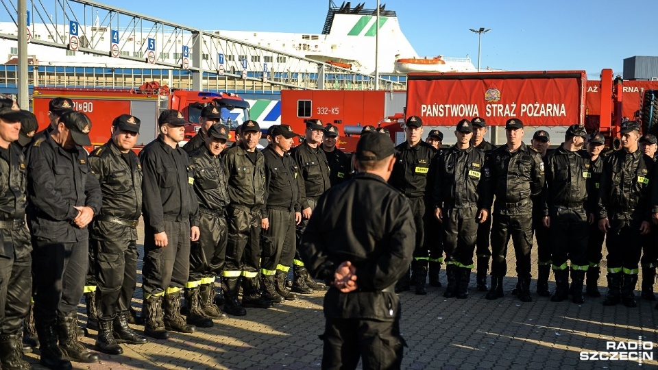 Strażacy udają się do swoich domów na zasłużony odpoczynek. Ich misja w Szwecji trwała dwa tygodnie. Walczyli z ogniem w trzech strefach w środkowej części kraju. Fot. Łukasz Szełemej [Radio Szczecin]