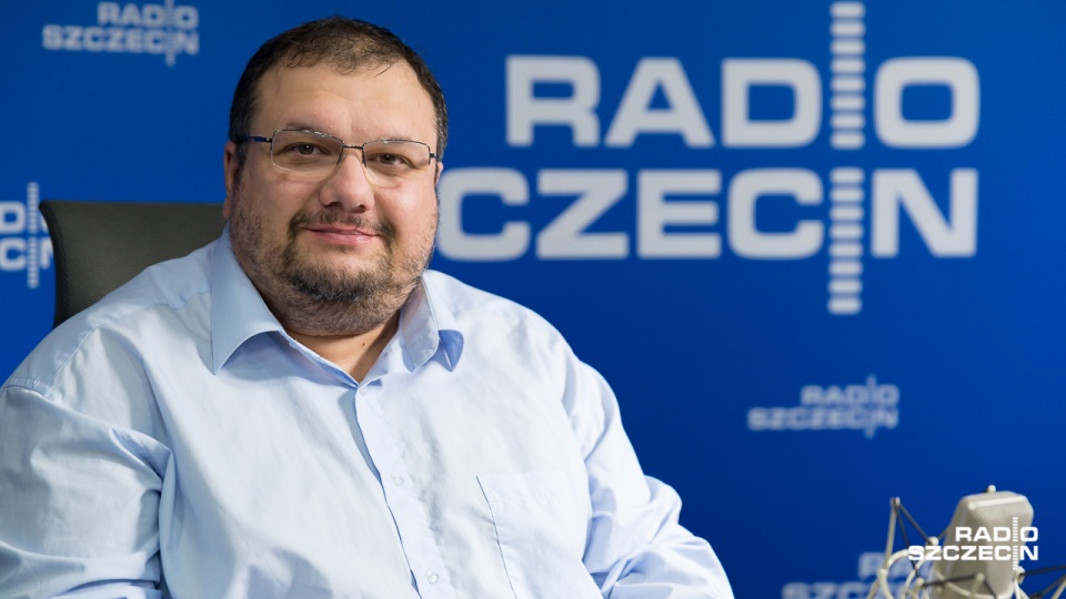 Polityk PiS, który za rządów PO-PSL alarmował, gdy tereny stoczniowe trafiły do spółki Kraftport - w tej sprawie trwa zresztą proces sądowy - we wtorek w naszym studiu komentował doniesienia posłów Platformy. Fot. Robert Stachnik [Radio Szczecin]