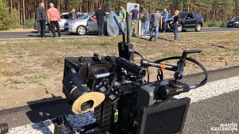 Droga jest zamknięta na odcinku ośmiu kilometrów. Na miejscu są aktorzy, kaskaderzy i statyści. Fot. Robert Stachnik [Radio Szczecin]
