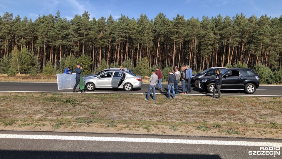 Droga jest zamknięta na odcinku ośmiu kilometrów. Na miejscu są aktorzy, kaskaderzy i statyści. Fot. Robert Stachnik [Radio Szczecin]