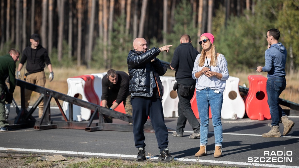Ekipa filmowa pracuje na drodze wojewódzkiej nr 142. Trasa jest zamknięta dla ruchu. Filmowcy i kaskaderzy kręcą tam ucieczkę Lamborghini i karambol. Fot. Robert Stachnik [Radio Szczecin]