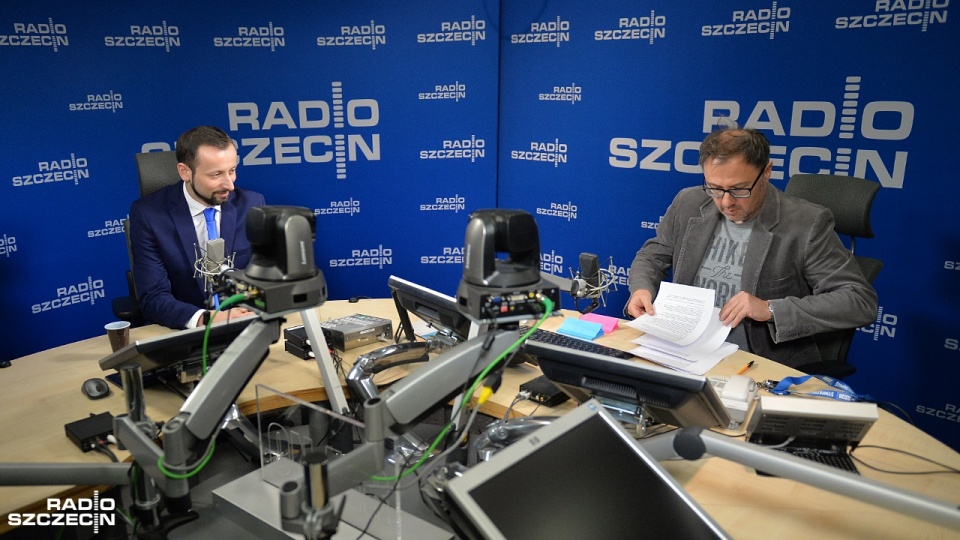 Gościem red. Przemysława Szymańczyka był Przemysław Słowik z klubu Koalicji Obywatelskiej. Fot. Łukasz Szełemej [Radio Szczecin]